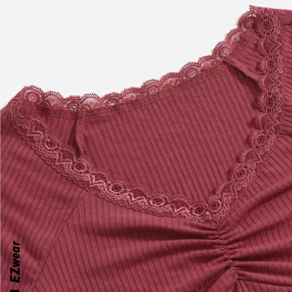 Ribbed Knit Cropped Tee with Lace - Picture 3 of 4